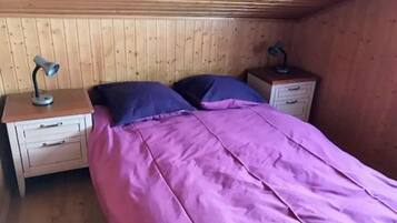 2 bedrooms, travel crib, free WiFi, bed sheets