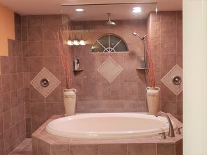 Combined shower/bathtub, jetted bath, hair dryer, towels - Resort Style Pool, Dock, Pickleball, Kayaks, + so much more! (Crystal River)
