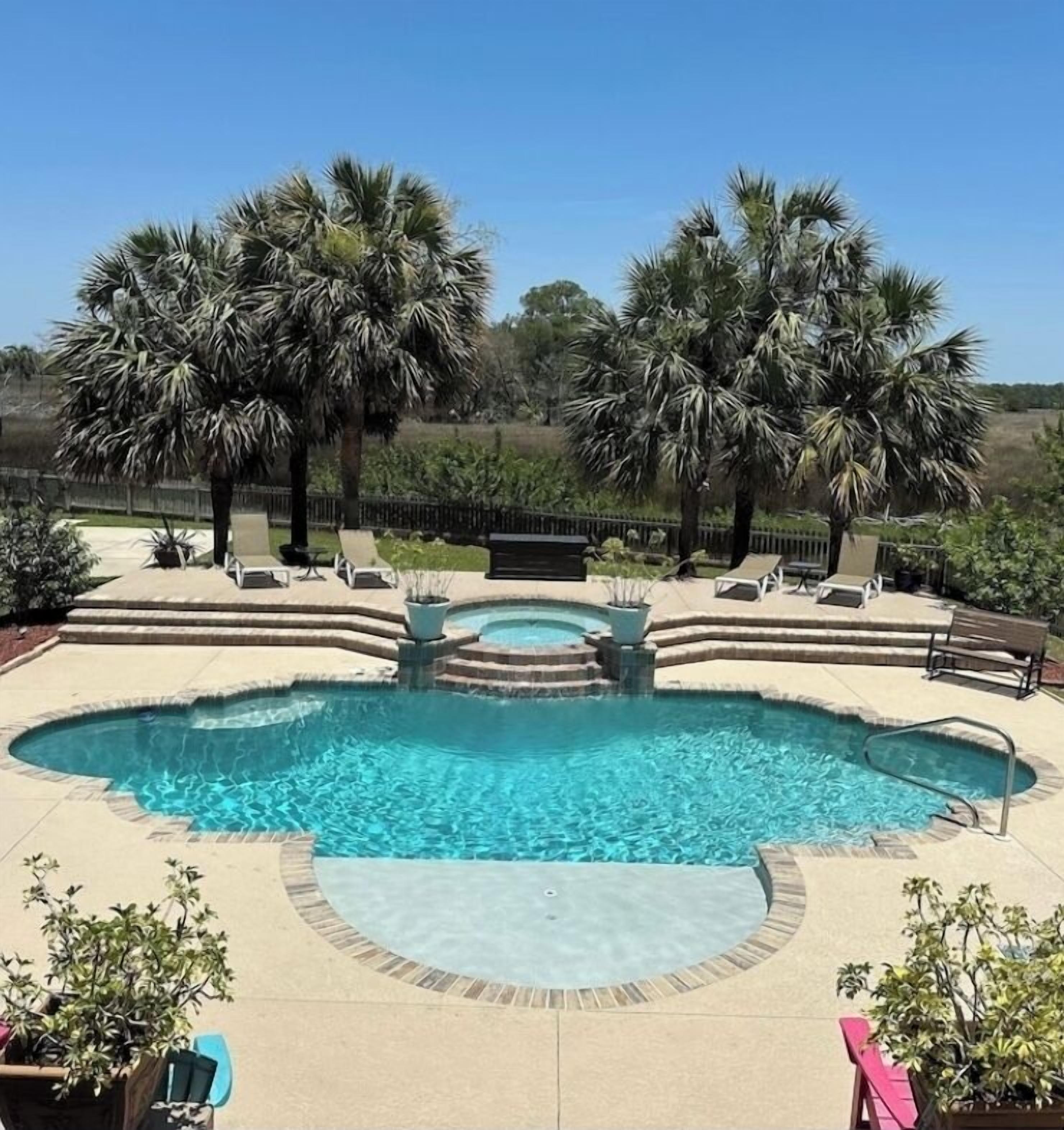 Una piscina al aire libre, una piscina climatizada