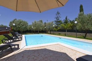 A swimming pool with lounge chairs and a pergola overhead. - Holiday home with private pool, Florida (Siracusa)
