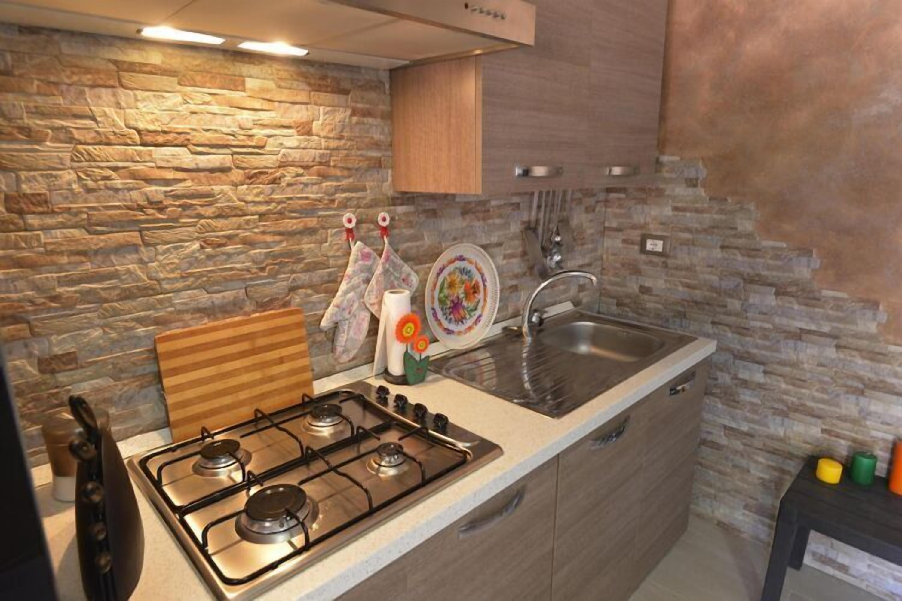 Køleskab, ovn, kogeplade, højstol