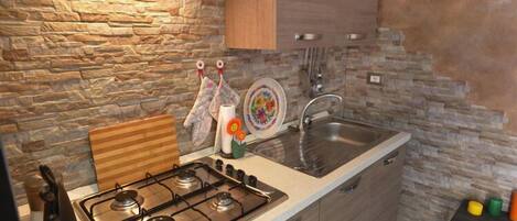 Køleskab, ovn, kogeplade, højstol