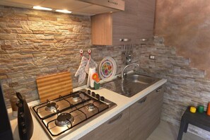 Jääkaappi, uuni, liesi, syöttötuoli