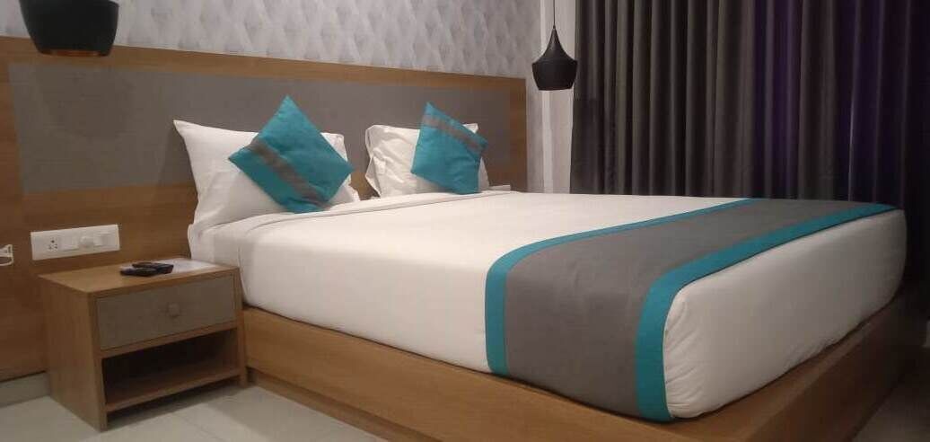 Deluxe Room | Laptop workspace, iron/ironing board (on request), WiFi (free)