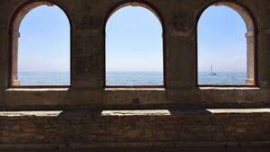 Tres ventanales arqueados con vista al mar.