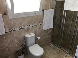 Combined shower/tub, hair dryer, towels, soap - Stunning Villa Semira, Perfect Condition, Private Pool & 1000m2 Garden,WIFI (Muğla)
