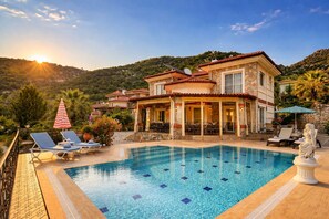 A villa with a swimming pool, outdoor seating, and a view of the surrounding hills. - Stunning Villa Semira, Perfect Condition, Private Pool & 1000m2 Garden,WIFI (Muğla)