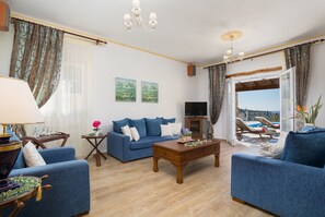 Traditional-Villa | Wohnbereich | Flachbildfernseher