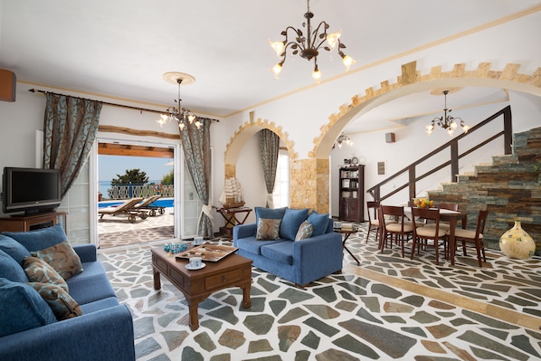 Traditional-Villa | Wohnbereich | Flachbildfernseher