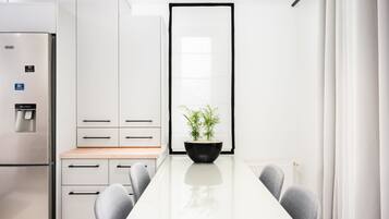 Vila | Cozinha privada | Geladeira grande, micro-ondas, fogão, cooktop