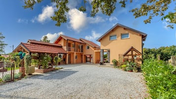 Family House, 5 Bedrooms, Balcony (Pool & Sauna Countryside Retreat) | Bahagian luar