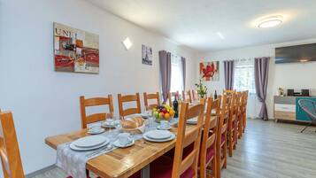 Family House, 5 Bedrooms, Balcony (Pool House Klara With Sauna) | Dining