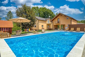 Casa familiare, 5 camere da letto, balcone (Pool & Sauna Countryside Retreat) | Piscina | Piscina stagionale all'aperto