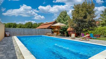 สระว่ายน้ำกลางแจ้งเปิดตามฤดูกาล