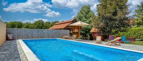 Een seizoensgebonden buitenzwembad