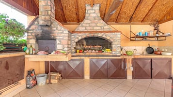 Family House, 5 Bedrooms, Balcony (Pool House Klara With Sauna) | BBQ/picnic Area