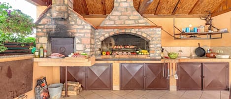 Maison familiale, 5 chambres, balcon (Pool House Klara With Sauna) | Aire de pique-nique/barbecue