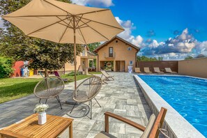 Kauden mukainen ulkouima-allas