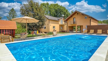 حمّام سباحة خارجي موسمي