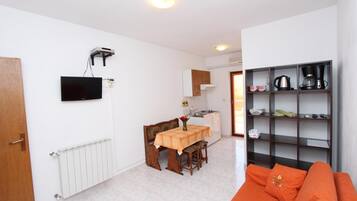 Apartment, 1 Bedroom, Non Smoking, Balcony | Living area