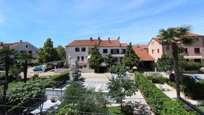 A residential area with houses, a clear sky, and a parking lot. - Apartments Denise (Rovinj)