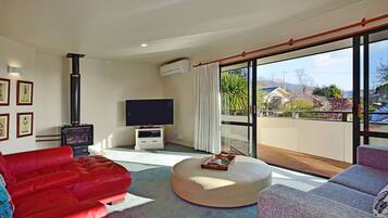 Smart TV, fireplace, DVD player, stereo