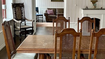 Apartamento familiar | Zona de estar | Televisión LCD de 20 pulgadas con canales por cable, una televisión