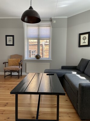 Appartement Standard | Salle de séjour | Téléviseur ACL de 20 po avec télévision par câble, téléviseur