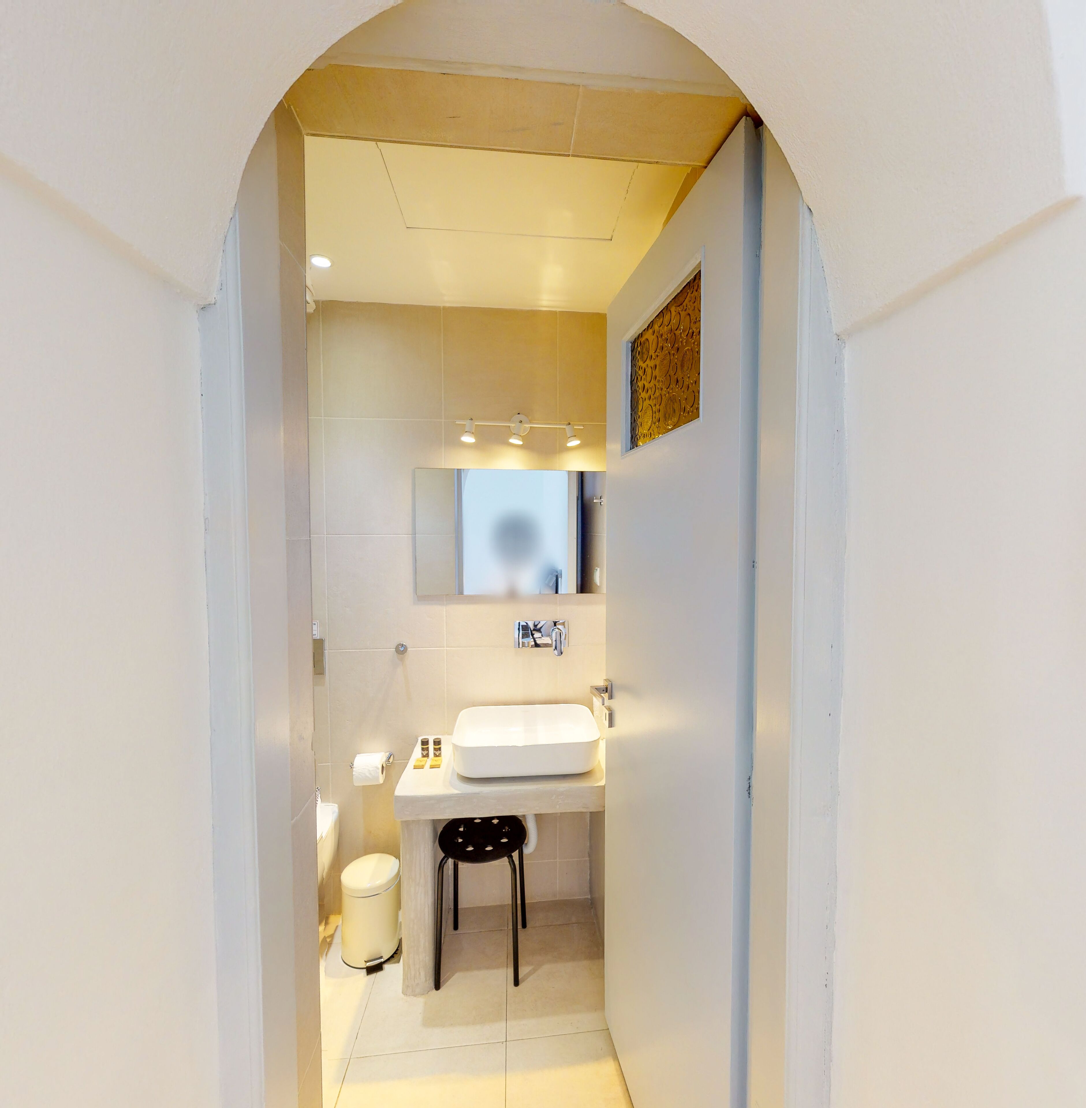 deluxe room | bathroom | bathtub, free toiletries, hair dryer, towels