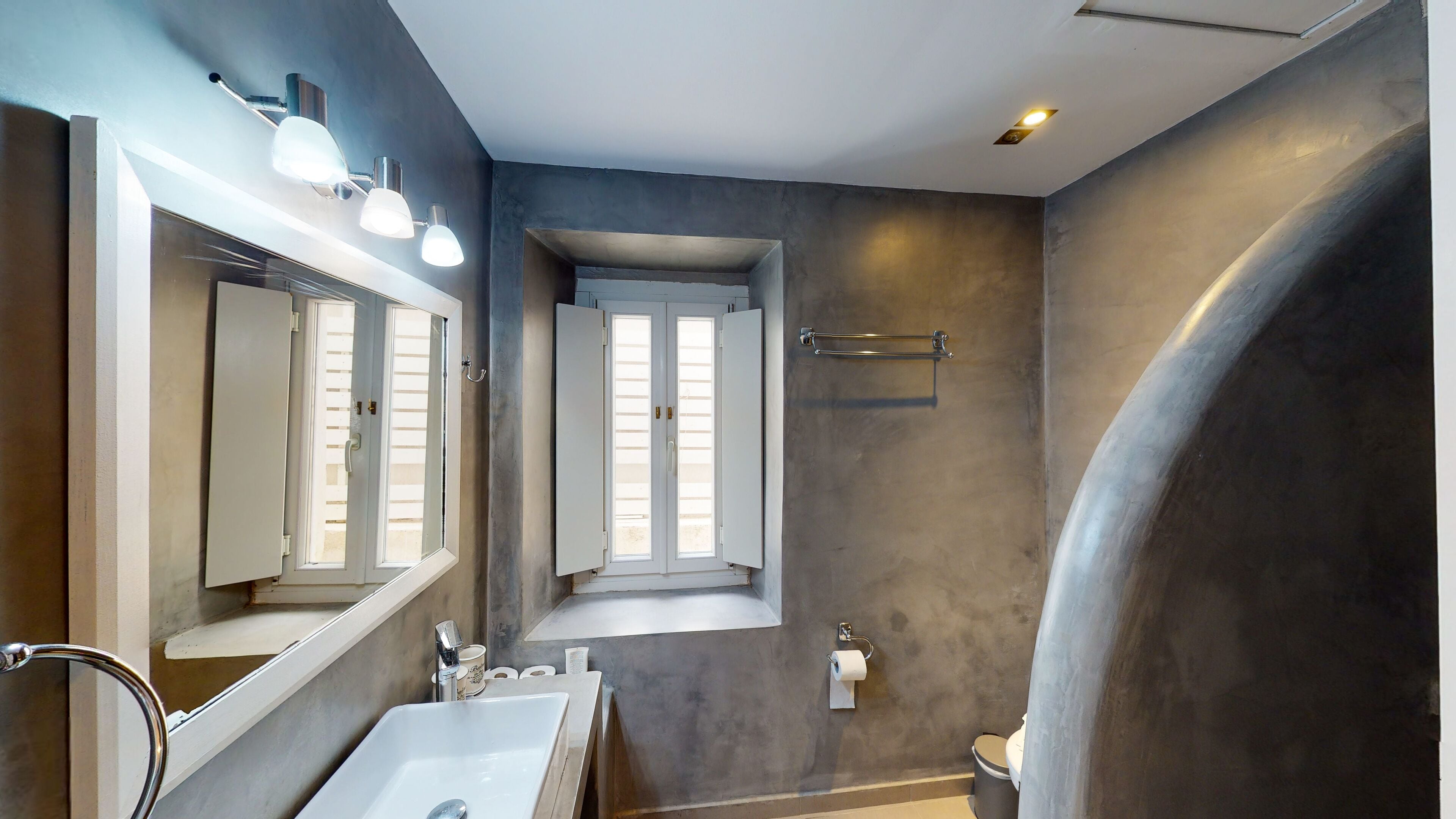 basic double room | bathroom | bathtub, free toiletries, hair dryer, towels