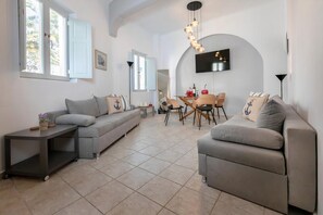 Family Apartment | Individually decorated, individually furnished, laptop workspace - Neoklassiko Koukouli (Santorini)