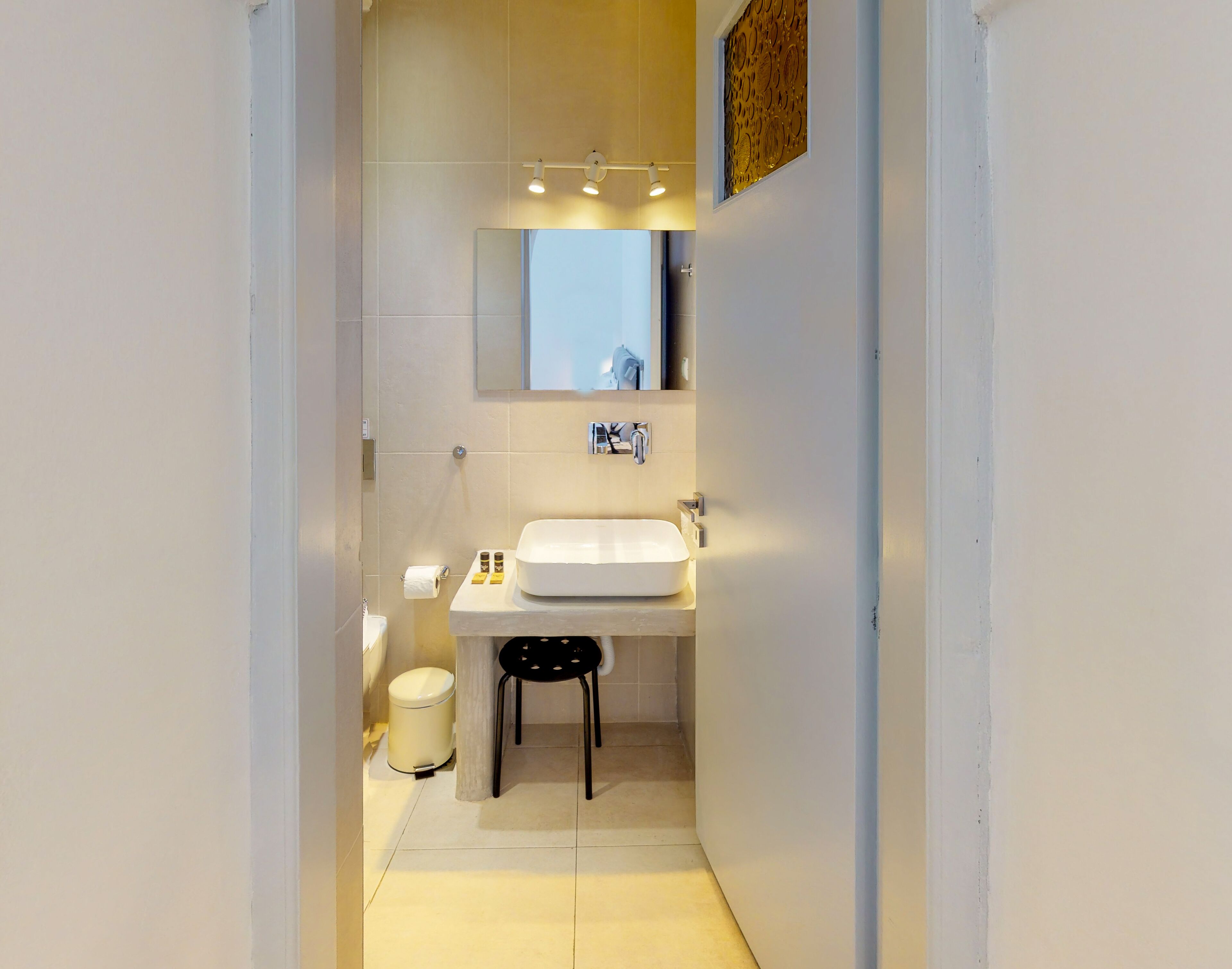 deluxe room | bathroom | bathtub, free toiletries, hair dryer, towels