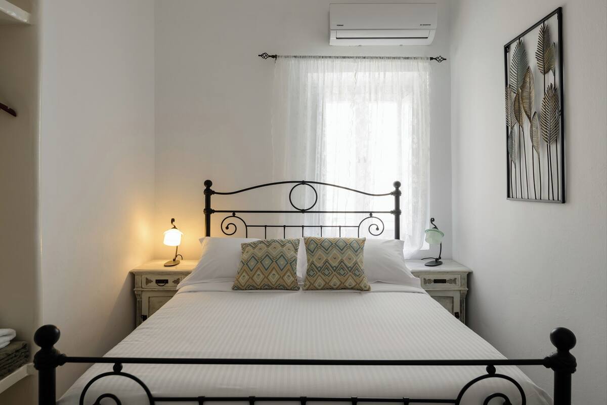 Standard Double Interior Room | Laptop workspace, soundproofing, iron/ironing board, cribs (free)