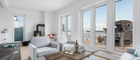 TV, fireplace, ping pong, video library