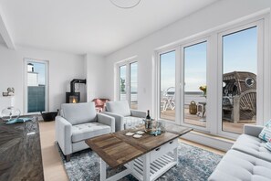 Una televisión, una chimenea, una mesa de tenis de mesa, una videoteca