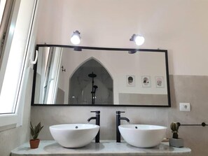 Shower, hair dryer, bidet, toilet paper - Hibiscus Apartment (La Ciaccia)