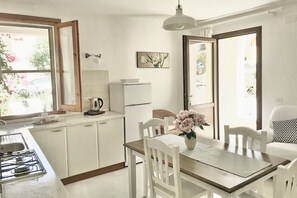 Frigorifero, forno, macchina per tè/caffè, bollitore elettrico