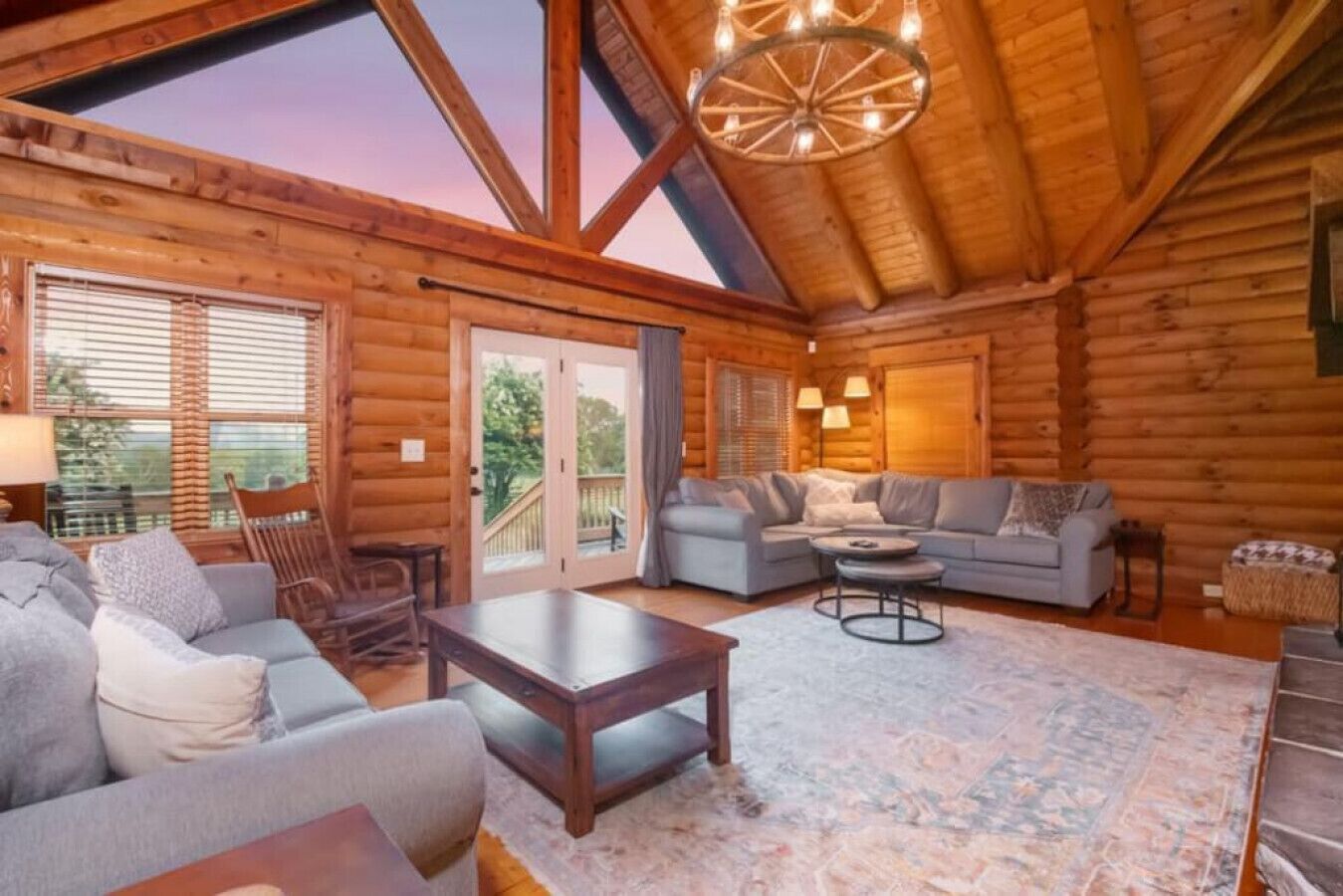 Una Smart TV, una chimenea, un futbolín, una mesa de tenis de mesa