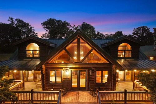 Stunning Log Cabin Getaway North of Nashville