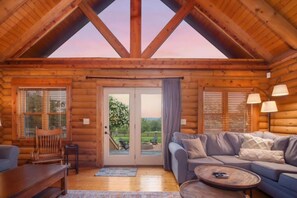 Televisor intel·ligent, llar de foc, futbolí i taula de tennis de taula 