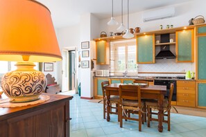 Panoramic-Apartment | Wohnbereich | Flachbildfernseher