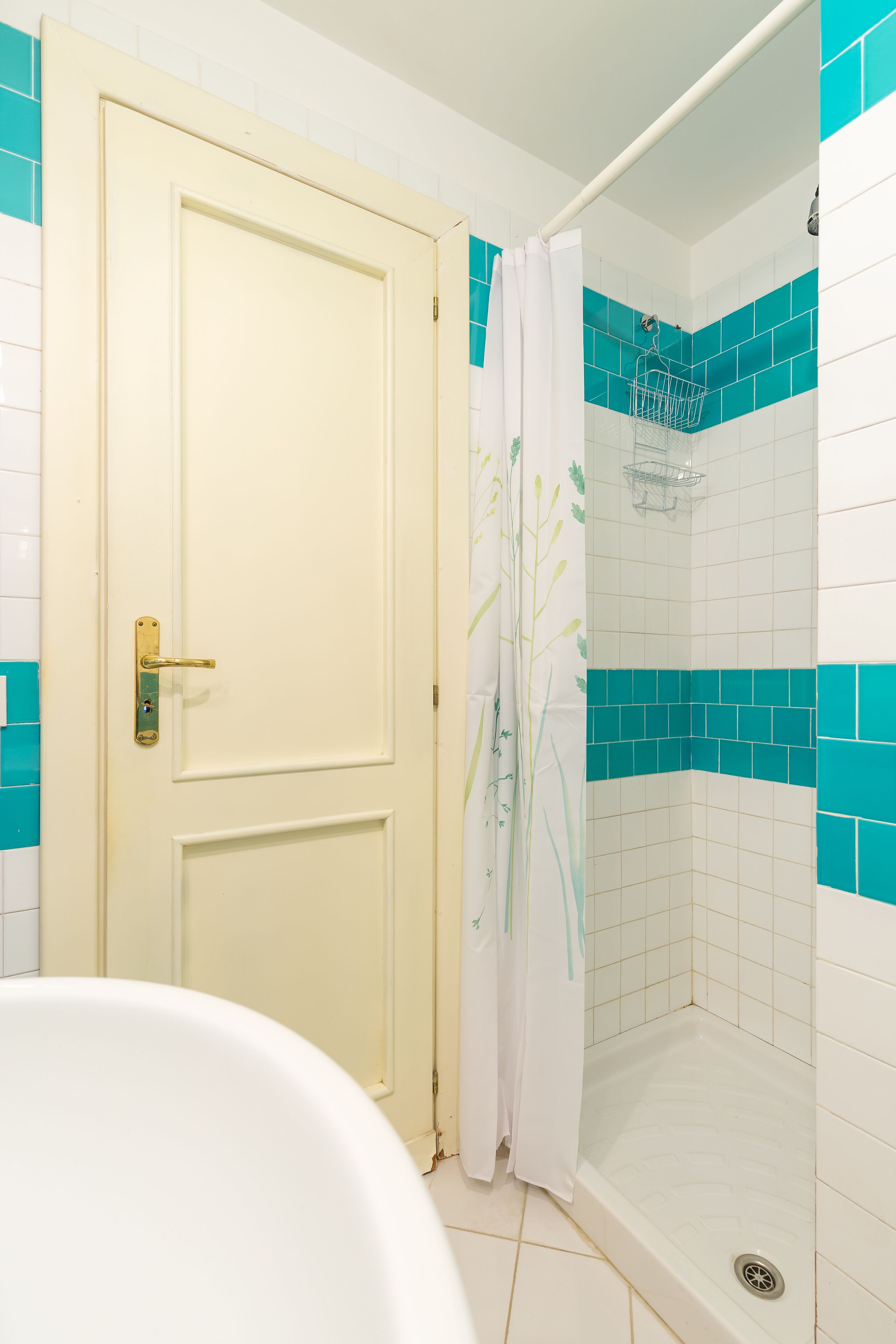 Panoramic Apartment | Bathroom | Shower, rainfall showerhead, bidet, towels
