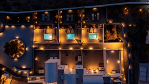 Un hôtel moderne doté de nombreux balcons, d’espaces de détente en plein air et d’une piscine.