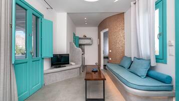 Loft Suite with outdoor Hot tub | Wohnbereich | 32-Zoll-LCD-Fernseher mit Satellitenempfang, Fernseher