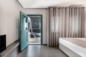 Cozy Room with Outdoor Heated Hot Tub | Hypo-allergenic bedding, in-room safe, individually decorated, desk - Santa Irina Luxury Sunny Lofts (Santorini)