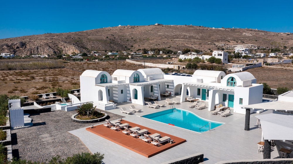 SANTA IRINA LUXURY SUNNY LOFTS — Santorini