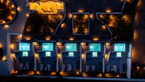 Un espace piscine sur le toit, doté de plusieurs bains à remous et d’un coin salon agrémenté de parasols.