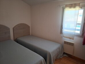 2 bedrooms - Charming 3-Room House, Sleeps 6, Terrace, Pool, Pet-Friendly, Vallon-Pont-d'Arc (Vallon-Pont-d'Arc)
