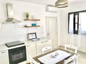 Frigorifero, forno, piano cottura, macchina per tè/caffè