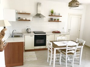 Kühlschrank, Ofen, Herdplatte, Wasserkocher mit Kaffee-/Teezubehör